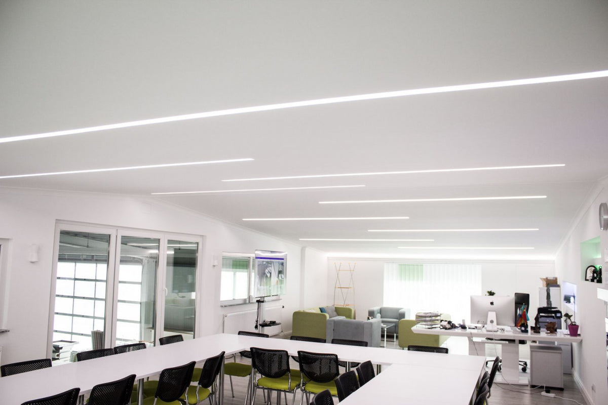 Profil pentru banda LED din polistiren extrudat acoperit cu rasina minerala KD302 - 12x4x115 cm